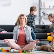 Γονεϊκό στρες: 5 μυστικά ψυχολόγων για να βρεις την ηρεμία μέσα στο χάος της καθημερινότητας