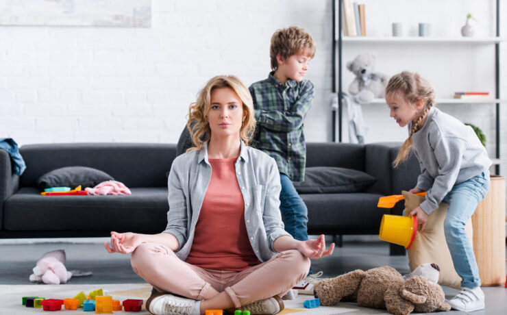 Γονεϊκό στρες: 5 μυστικά ψυχολόγων για να βρεις την ηρεμία μέσα στο χάος της καθημερινότητας