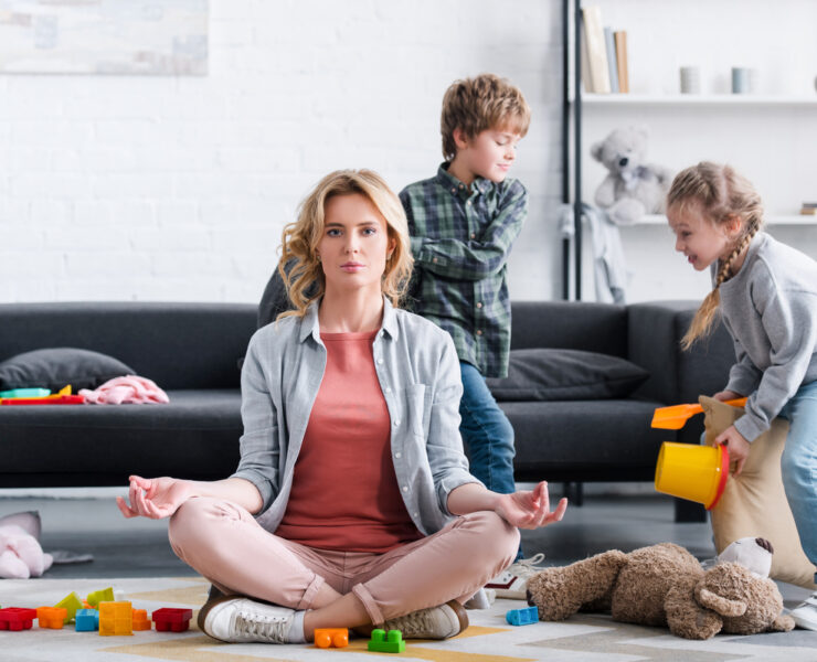 Γονεϊκό στρες: 5 μυστικά ψυχολόγων για να βρεις την ηρεμία μέσα στο χάος της καθημερινότητας