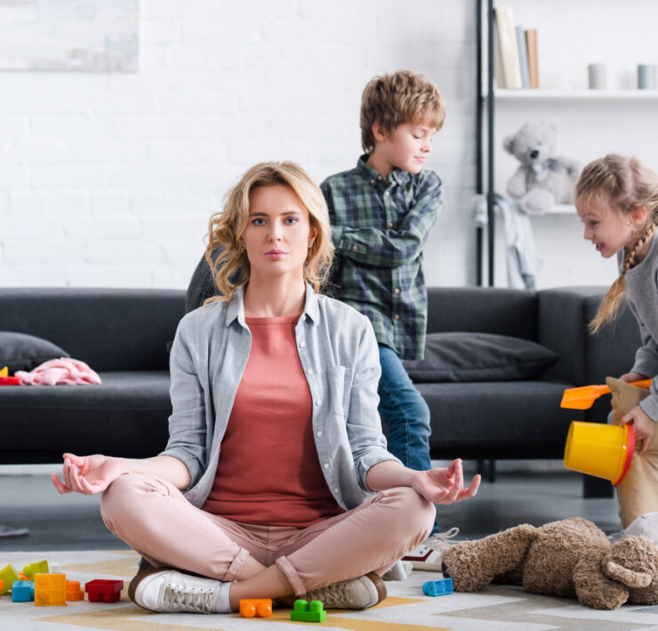 Γονεϊκό στρες: 5 μυστικά ψυχολόγων για να βρεις την ηρεμία μέσα στο χάος της καθημερινότητας