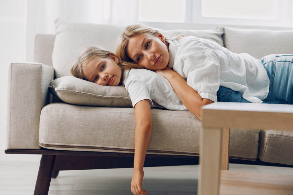 Γονεϊκό στρες: 5 μυστικά ψυχολόγων για να βρεις την ηρεμία μέσα στο χάος της καθημερινότητας