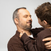 Πώς να μεγαλώσεις έναν γιο που θα δείχνει πραγματικό σεβασμό στις γυναίκες (και όχι μόνο στα λόγια): 8 μαθήματα ζωής που ξεκινούν από το σπίτι