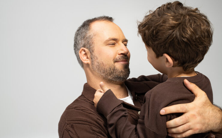 Πώς να μεγαλώσεις έναν γιο που θα δείχνει πραγματικό σεβασμό στις γυναίκες (και όχι μόνο στα λόγια): 8 μαθήματα ζωής που ξεκινούν από το σπίτι