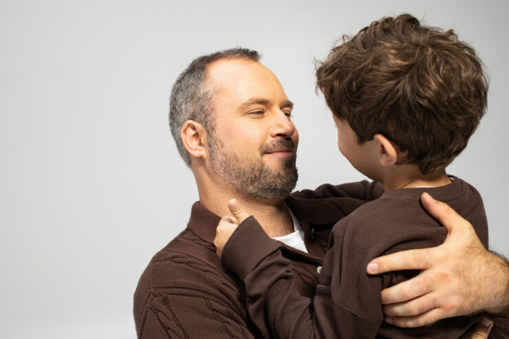 Πώς να μεγαλώσεις έναν γιο που θα δείχνει πραγματικό σεβασμό στις γυναίκες (και όχι μόνο στα λόγια): 8 μαθήματα ζωής που ξεκινούν από το σπίτι