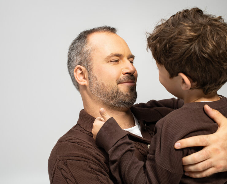 Πώς να μεγαλώσεις έναν γιο που θα δείχνει πραγματικό σεβασμό στις γυναίκες (και όχι μόνο στα λόγια): 8 μαθήματα ζωής που ξεκινούν από το σπίτι