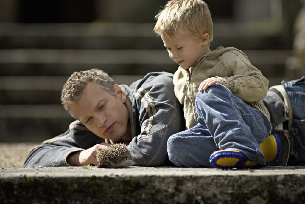 Πώς να μεγαλώσεις έναν γιο που θα δείχνει πραγματικό σεβασμό στις γυναίκες (και όχι μόνο στα λόγια): 8 μαθήματα ζωής που ξεκινούν από το σπίτι