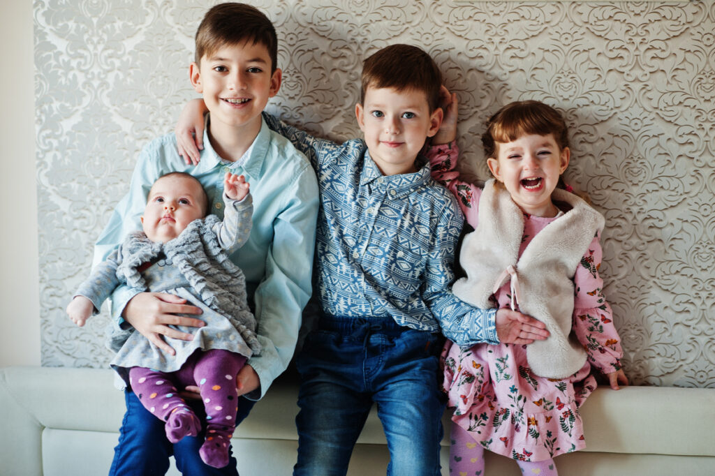 Το «ξεχασμένο» μεσαίο παιδί: Πώς η θέση στην οικογένεια διαμορφώνει τον χαρακτήρα (και τι πρέπει να προσέξουμε ως γονείς)