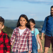 Το «ξεχασμένο» μεσαίο παιδί: Πώς η θέση στην οικογένεια διαμορφώνει τον χαρακτήρα (και τι πρέπει να προσέξουμε ως γονείς)