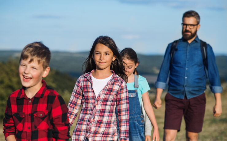 Το «ξεχασμένο» μεσαίο παιδί: Πώς η θέση στην οικογένεια διαμορφώνει τον χαρακτήρα (και τι πρέπει να προσέξουμε ως γονείς)
