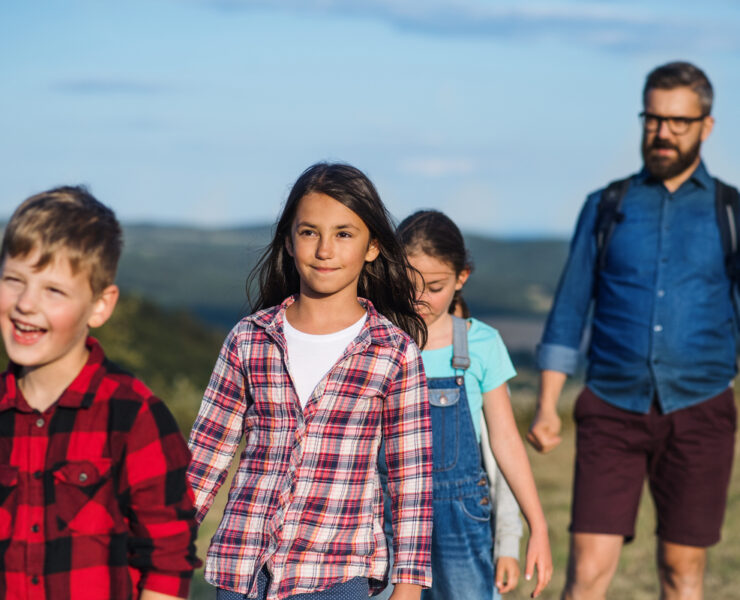 Το «ξεχασμένο» μεσαίο παιδί: Πώς η θέση στην οικογένεια διαμορφώνει τον χαρακτήρα (και τι πρέπει να προσέξουμε ως γονείς)