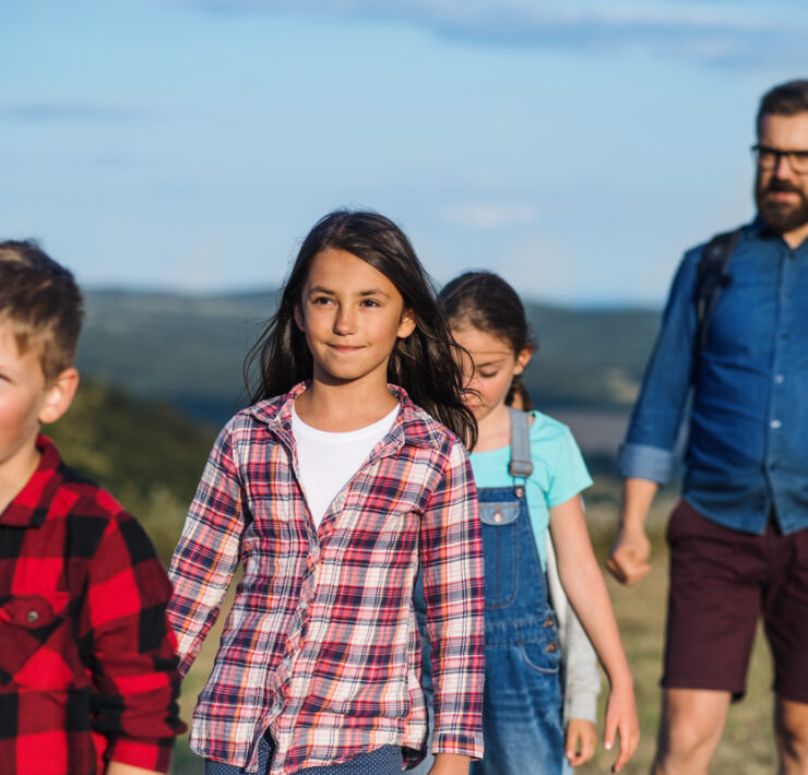 Το «ξεχασμένο» μεσαίο παιδί: Πώς η θέση στην οικογένεια διαμορφώνει τον χαρακτήρα (και τι πρέπει να προσέξουμε ως γονείς)