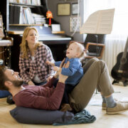 Το μυστικό για να μιλήσει το μωρό σου γρήγορα; Κρύβεται στον… ρυθμό! (Και δεν χρειάζεται να είσαι η Αντέλ για να το βοηθήσεις)