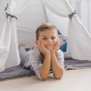 6 τρόποι για να μετατρέψετε το σπίτι σας σε έναν παράδεισο ηρεμίας για παιδιά με νευροδιαφορετικότητα