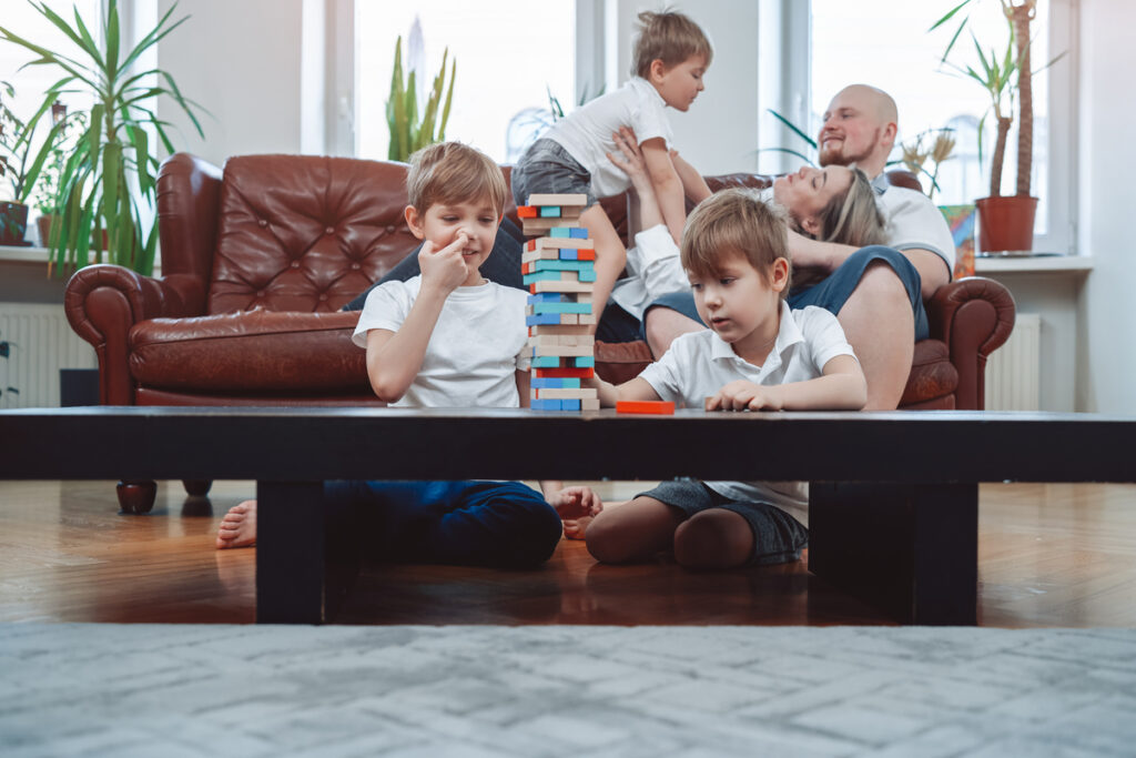 Ώρα παιχνιδιού: Γιατί οι ειδικοί προτείνουν να κάνετε ένα βήμα πίσω για να μάθει το παιδί περισσότερα