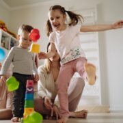 Ώρα παιχνιδιού: Γιατί οι ειδικοί προτείνουν να κάνετε ένα βήμα πίσω για να μάθει το παιδί περισσότερα