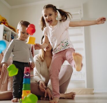 Ώρα παιχνιδιού: Γιατί οι ειδικοί προτείνουν να κάνετε ένα βήμα πίσω για να μάθει το παιδί περισσότερα