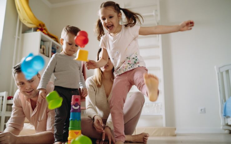 Ώρα παιχνιδιού: Γιατί οι ειδικοί προτείνουν να κάνετε ένα βήμα πίσω για να μάθει το παιδί περισσότερα