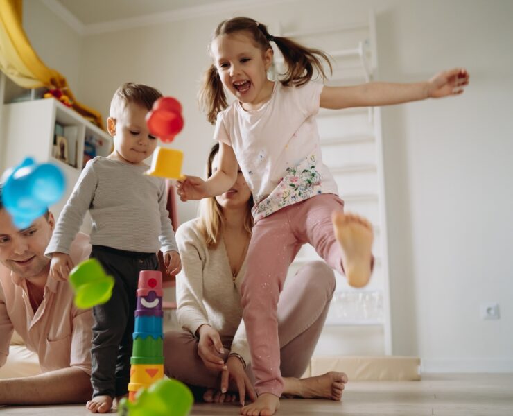 Ώρα παιχνιδιού: Γιατί οι ειδικοί προτείνουν να κάνετε ένα βήμα πίσω για να μάθει το παιδί περισσότερα