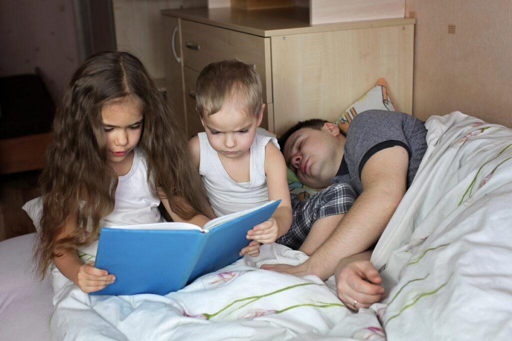 Μάχη με την ώρα ύπνου; 10 «μαγικές» φράσεις για να τελειώσει η «παράταση» και να κοιμηθείτε όλοι ήσυχοι