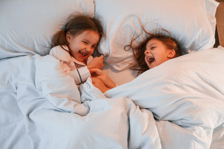 Μάχη με την ώρα ύπνου; 10 «μαγικές» φράσεις για να τελειώσει η «παράταση» και να κοιμηθείτε όλοι ήσυχοι