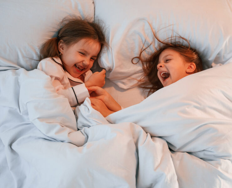 Μάχη με την ώρα ύπνου; 10 «μαγικές» φράσεις για να τελειώσει η «παράταση» και να κοιμηθείτε όλοι ήσυχοι