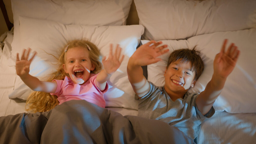 Μάχη με την ώρα ύπνου; 10 «μαγικές» φράσεις για να τελειώσει η «παράταση» και να κοιμηθείτε όλοι ήσυχοι