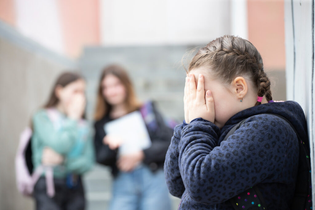 Είναι αγένεια ή εκφοβισμός στο σχολείο; Ο απόλυτος οδηγός για να βοηθήσετε το παιδί σας να ξεχωρίσει τις διαφορές (και να αντιδράσει σωστά)