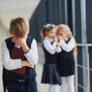 Είναι αγένεια ή εκφοβισμός στο σχολείο; Ο απόλυτος οδηγός για να βοηθήσετε το παιδί σας να ξεχωρίσει τις διαφορές (και να αντιδράσει σωστά)