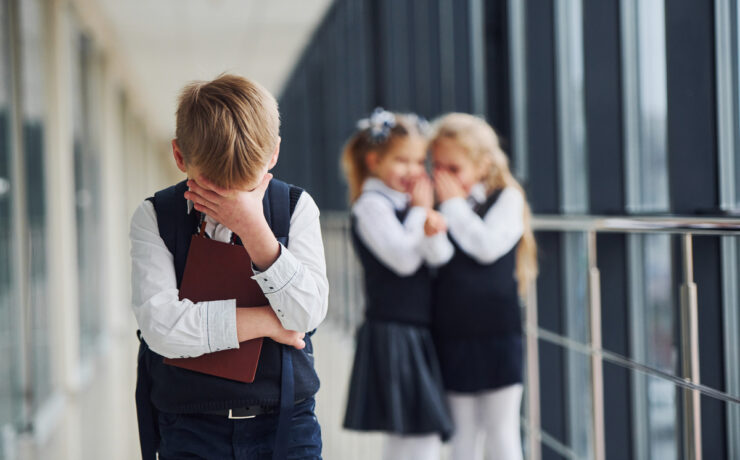 Είναι αγένεια ή εκφοβισμός στο σχολείο; Ο απόλυτος οδηγός για να βοηθήσετε το παιδί σας να ξεχωρίσει τις διαφορές (και να αντιδράσει σωστά)