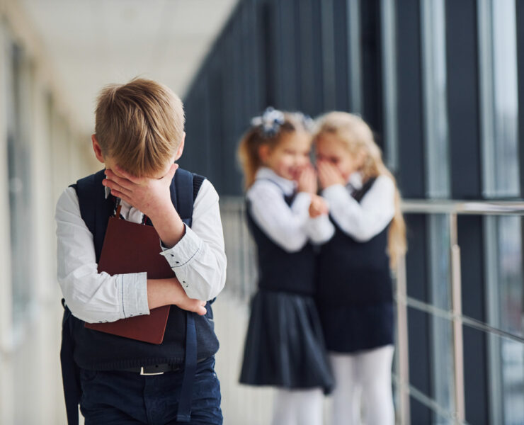 Είναι αγένεια ή εκφοβισμός στο σχολείο; Ο απόλυτος οδηγός για να βοηθήσετε το παιδί σας να ξεχωρίσει τις διαφορές (και να αντιδράσει σωστά)