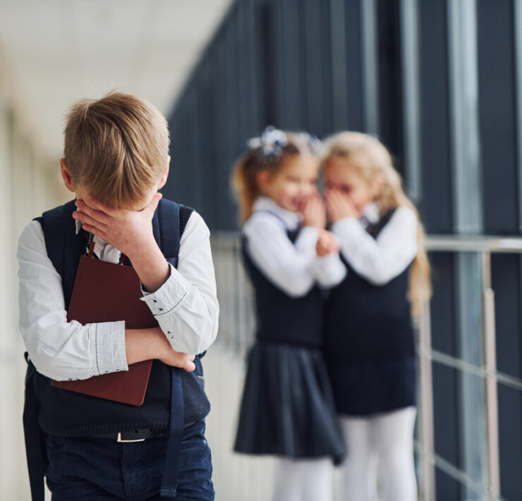 Είναι αγένεια ή εκφοβισμός στο σχολείο; Ο απόλυτος οδηγός για να βοηθήσετε το παιδί σας να ξεχωρίσει τις διαφορές (και να αντιδράσει σωστά)
