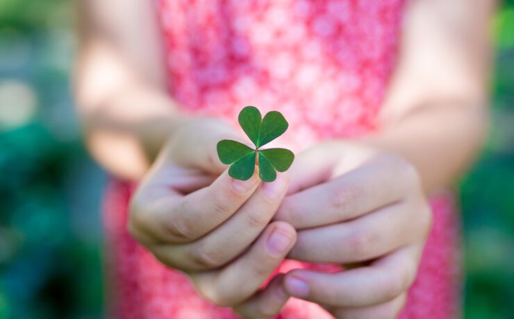 Παρασκευή και 13: Πώς να μεγαλώσετε παιδιά που δεν πιστεύουν σε προλήψεις (και έχουν κριτική σκέψη)