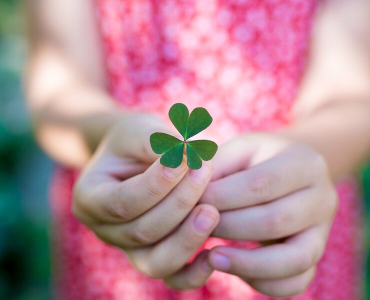 Παρασκευή και 13: Πώς να μεγαλώσετε παιδιά που δεν πιστεύουν σε προλήψεις (και έχουν κριτική σκέψη)