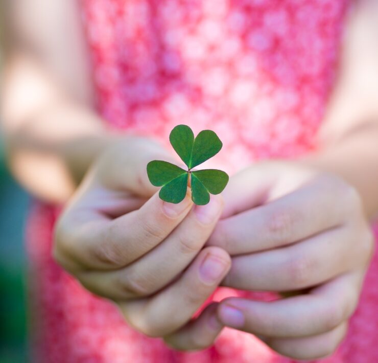 Παρασκευή και 13: Πώς να μεγαλώσετε παιδιά που δεν πιστεύουν σε προλήψεις (και έχουν κριτική σκέψη)