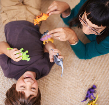 Σε μια καθημερινότητα γεμάτη φροντιστήρια, τάμπλετ και προγράμματα, έχουμε ξεχάσει τη σημασία παιχνιδιού: Δεν είναι πολυτέλεια, είναι ανάγκη