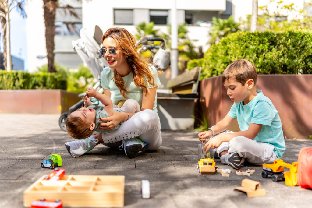 Σε μια καθημερινότητα γεμάτη φροντιστήρια, τάμπλετ και προγράμματα, έχουμε ξεχάσει τη σημασία παιχνιδιού: Δεν είναι πολυτέλεια, είναι ανάγκη