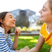 Είσαι γονιός «σκύλος» ή γονιός «γάτα»; Η ανατρεπτική θεωρία που θα σε βοηθήσει να αφήσεις το παιδί σου να μεγαλώσει (χωρίς να το χάσεις)