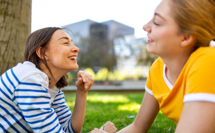 Είσαι γονιός «σκύλος» ή γονιός «γάτα»; Η ανατρεπτική θεωρία που θα σε βοηθήσει να αφήσεις το παιδί σου να μεγαλώσει (χωρίς να το χάσεις)