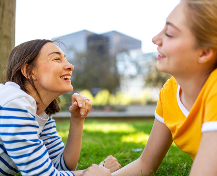 Είσαι γονιός «σκύλος» ή γονιός «γάτα»; Η ανατρεπτική θεωρία που θα σε βοηθήσει να αφήσεις το παιδί σου να μεγαλώσει (χωρίς να το χάσεις)