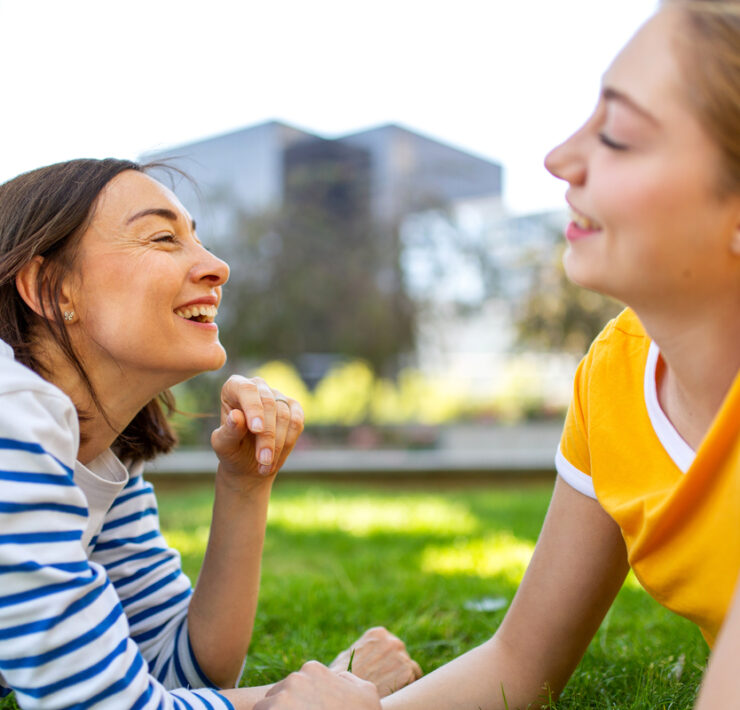 Είσαι γονιός «σκύλος» ή γονιός «γάτα»; Η ανατρεπτική θεωρία που θα σε βοηθήσει να αφήσεις το παιδί σου να μεγαλώσει (χωρίς να το χάσεις)