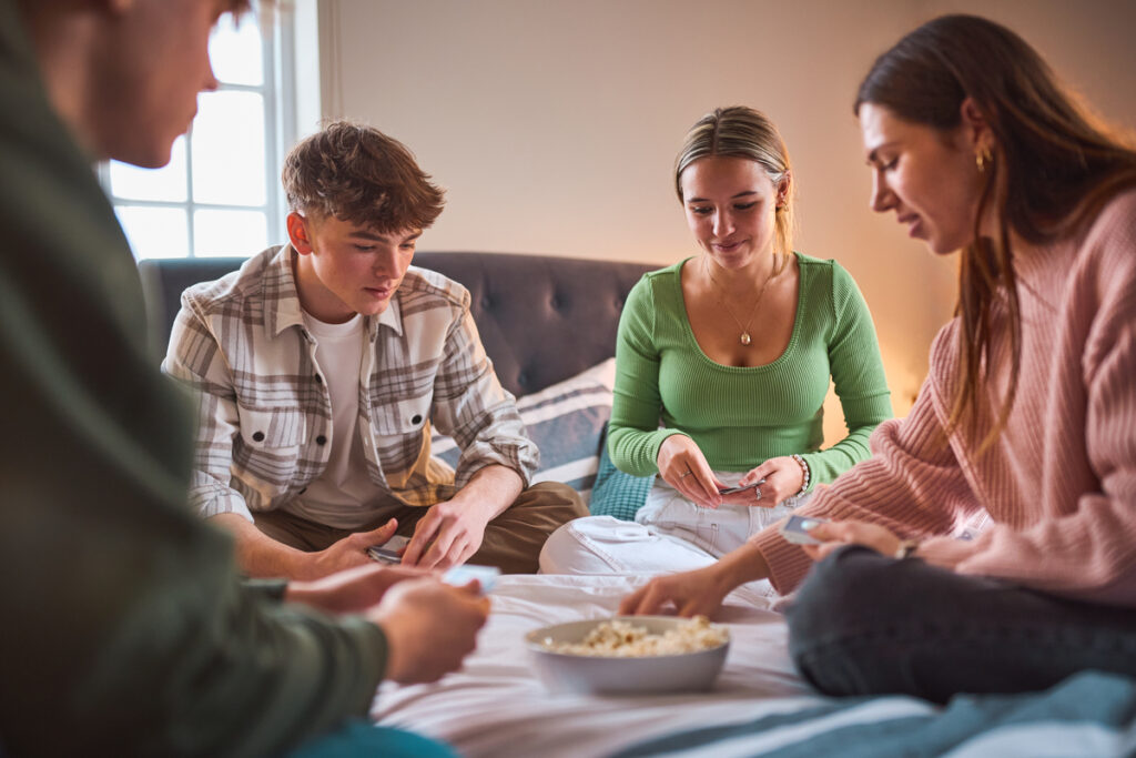 Είσαι γονιός «σκύλος» ή γονιός «γάτα»; Η ανατρεπτική θεωρία που θα σε βοηθήσει να αφήσεις το παιδί σου να μεγαλώσει (χωρίς να το χάσεις)