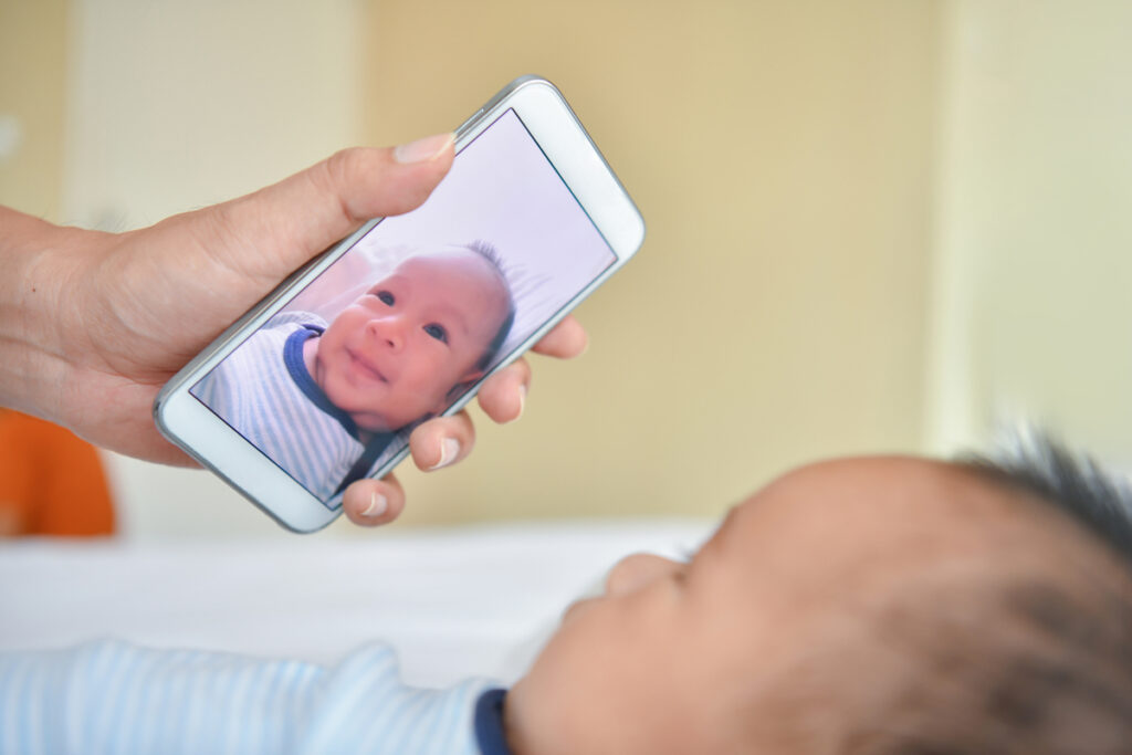 Τεχνητή νοημοσύνη και μωρά: Γιατί οι ειδικοί λένε ΟΧΙ στην τεχνολογία από κούνια (και τι μπορούμε να κάνουμε εμείς οι γονείς)