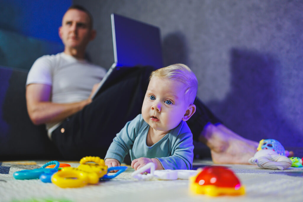 Τεχνητή νοημοσύνη και μωρά: Γιατί οι ειδικοί λένε ΟΧΙ στην τεχνολογία από κούνια (και τι μπορούμε να κάνουμε εμείς οι γονείς)