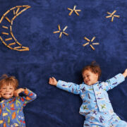 Το μυστικό για ευτυχισμένα παιδιά: 6+1 πράγματα που κάνουν οι γονείς πριν τον ύπνο (και δεν είναι μόνο τα παραμύθια)