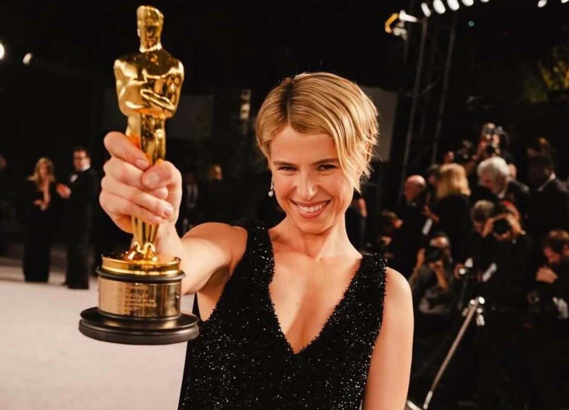 Η Jessie Buckley το Όσκαρ Α’ Γυναικείου Ρόλου και «το όμορφο χάος της καρδιάς κάθε μητέρας»