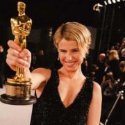 Η Jessie Buckley το Όσκαρ Α’ Γυναικείου Ρόλου και «το όμορφο χάος της καρδιάς κάθε μητέρας»