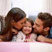 Άνευ όρων αγάπη: 10 απρόσμενοι τρόποι που το παιδί σας χρειάζεται να τη δείχνετε