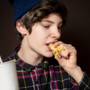 Τι είναι το «boy kibble» στο TikTok και γιατί οι ειδικοί προειδοποιούν τους γονείς