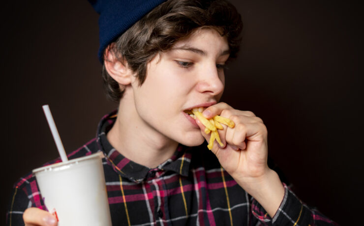 Τι είναι το «boy kibble» στο TikTok και γιατί οι ειδικοί προειδοποιούν τους γονείς