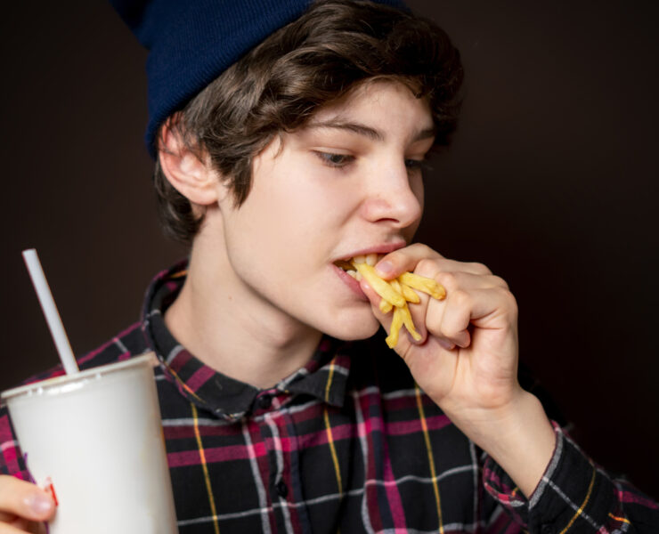 Τι είναι το «boy kibble» στο TikTok και γιατί οι ειδικοί προειδοποιούν τους γονείς